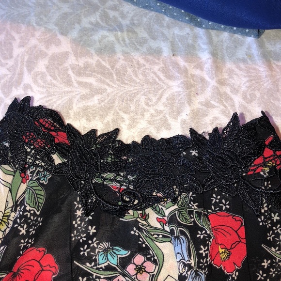 Floral blouse is perfect condition - Picture 4 of 4